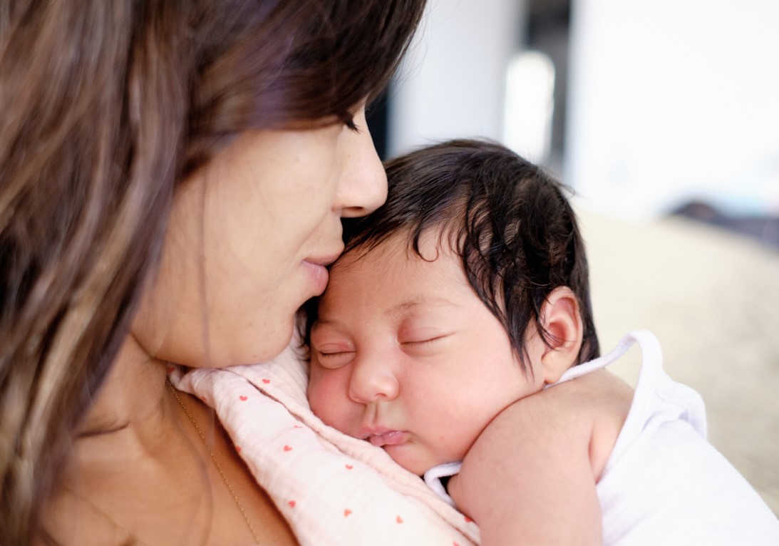 Moment de tendresse bébé et maman rec