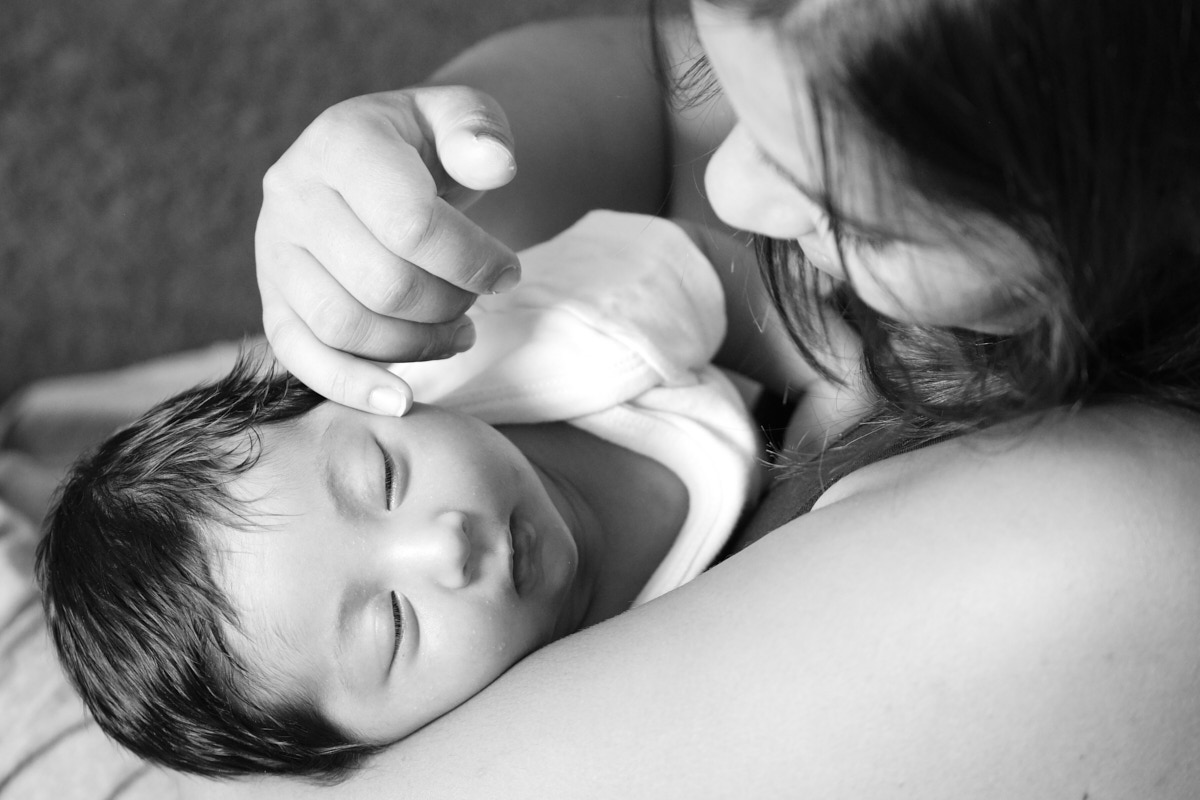 Moment de tendresse bébé et maman rec