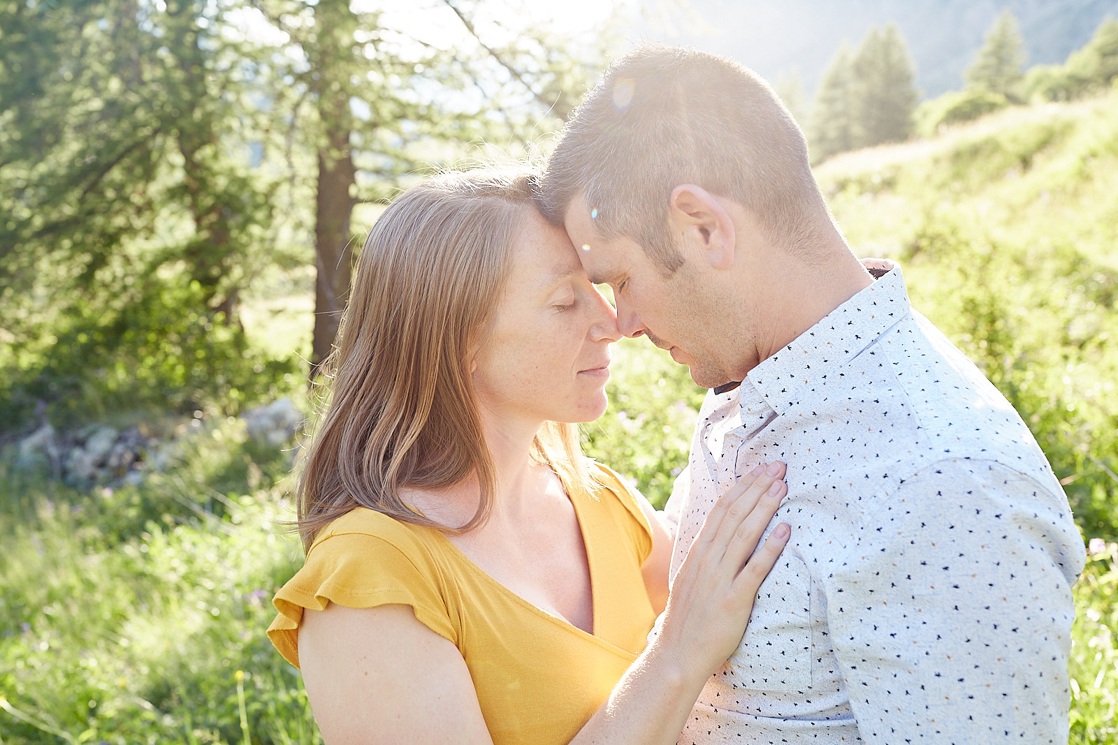 Séance photo couple dans la nature : tendresse et émotions