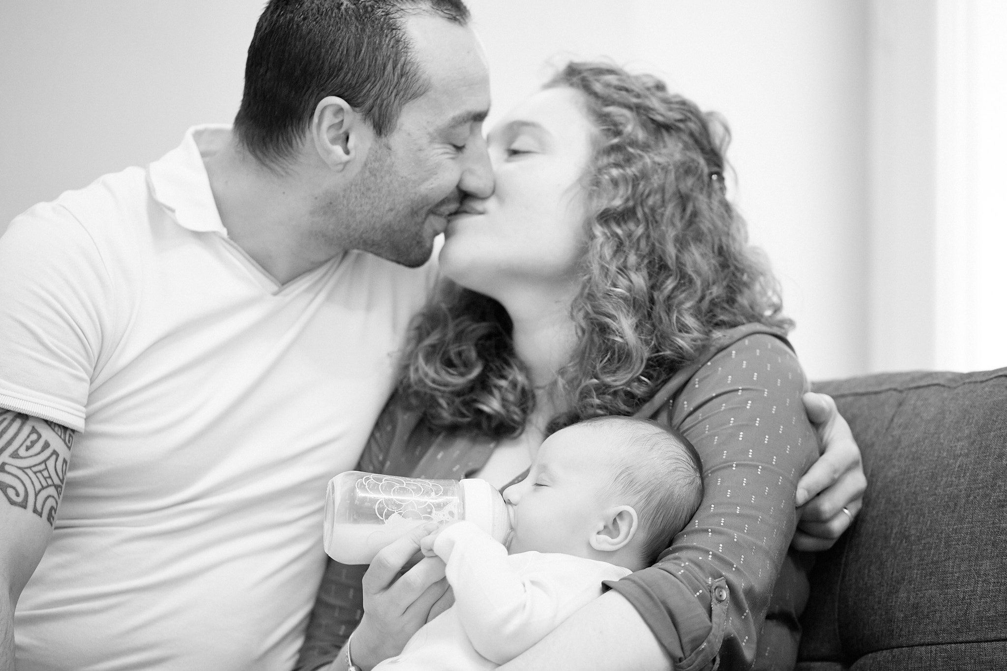 Moment de tendresse bébé et maman rec